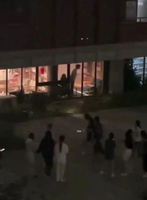 大学情侣在线播放,情侣在线共享甜蜜瞬间